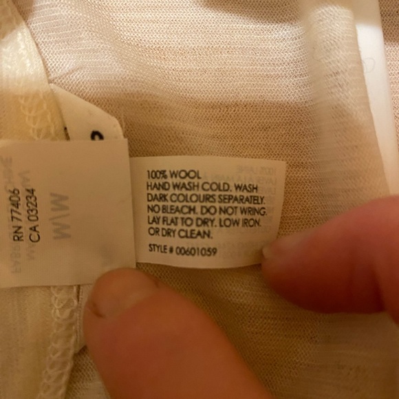 Club Monaco wrap, 100% wool - Picture 8 of 8